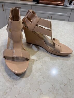 Dana Buchman Nude Patent Leather T Front wedge sandals